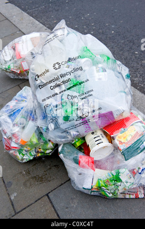 Camden Town oder Sperre oder Markt, London, kommerziellen Müll oder Abfall in transparentes recycling-Taschen auf Pflaster Bordstein Stockfoto