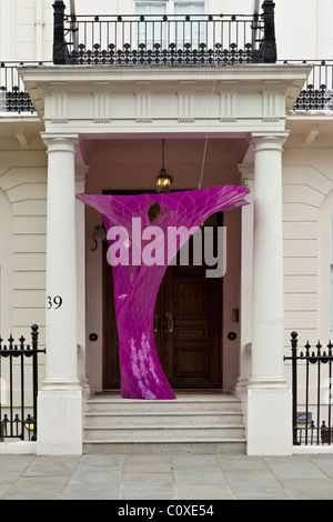 Italienisches Design und Flair in diesem rosa hergestellt zeitgenössisches Kunstwerk im italienischen Kulturinstitut in London ausgestellt. Stockfoto