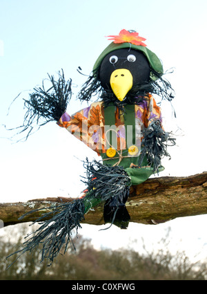 Vogelscheuche Scare Crow hält Vögel aus Garten Pflanzen Stockfoto