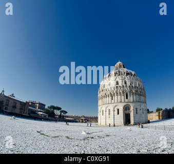 Piazza dei Miracoli in Pisa nach einem Schneesturm, Italien Stockfoto