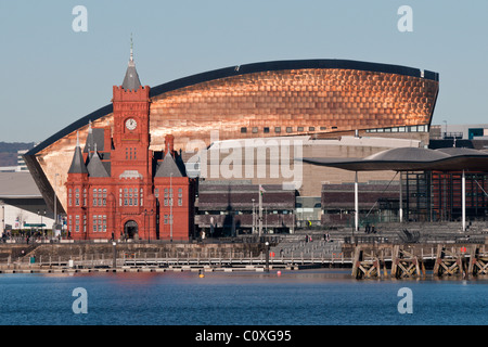 Die Pierhead Building, Millennium Centre und Senedd Gebäude, Cardiff Bay, South Wales. UK Stockfoto