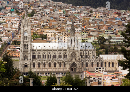 Basilika Del Voto Nacional gesehen von Parque Itchimbia - Quito, Ecuador Stockfoto