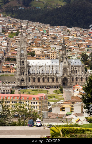 Basilika Del Voto Nacional gesehen von Parque Itchimbia - Quito, Ecuador Stockfoto