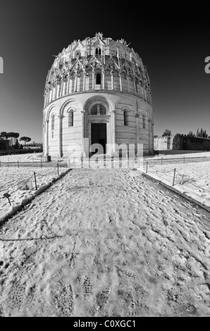 Piazza dei Miracoli in Pisa nach einem Schneesturm, Italien Stockfoto