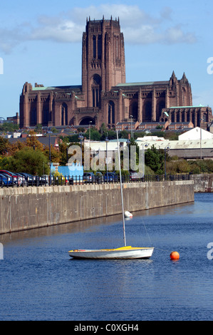 Ein Segelboot in Liverpool Marina mit Liverpool anglikanische Kathedrale im Hintergrund. Stockfoto