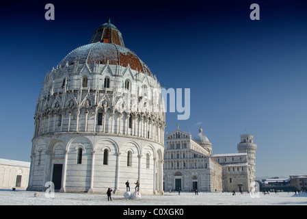 Piazza dei Miracoli in Pisa nach einem Schneesturm, Italien Stockfoto