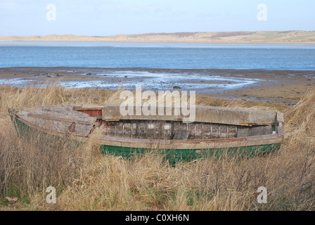 Shipwreched Ruderboot in hinter Bucht, East lothian Stockfoto
