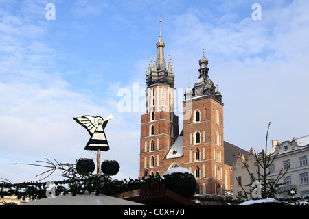 Krakau-Weihnachtsmarkt und Basilica of St. Mary. Marktplatz, Krakau, Polen. Stockfoto