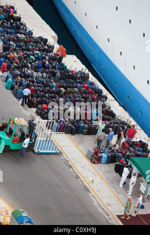 Koffer, Gepäck am Kai, bereit für abreisende Passagiere, die beim Verlassen des Kreuzfahrtschiffs wieder abgeholt werden können. Korfu. Stockfoto