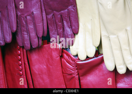 Neue Handschuhe aus Leder im Schaufenster. Stockfoto