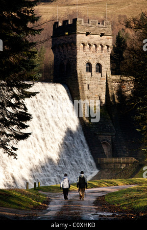 Wasser fließt nach unten Howden Damm am oberen Derwent Valley Reservoir im Peak District, Derbyshire, in der Nähe von Ladybower. Stockfoto