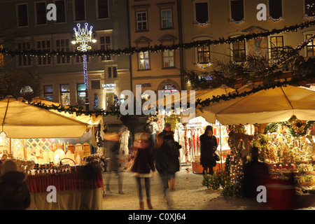 Weihnachtsmarkt am Marktplatz in Krakau am Abend. Polen. Stockfoto