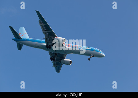 Ein Thomson fly.com Boeing 757 Landung auf der Insel Korfu. Stockfoto