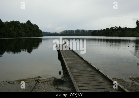 Steg auf Lake Mapourika in der Nähe von Franz Josef Stadt Stockfoto