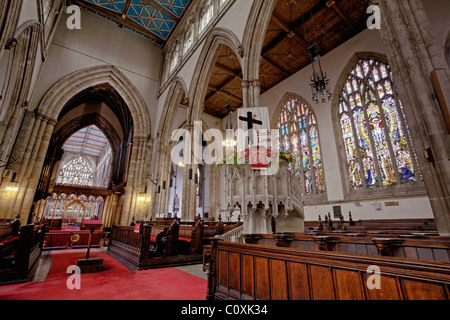 Das Kirchenschiff mit dem Chor auf der linken Seite und Kanzel voraus. Holy Trinity Church, Hull, East Yorkshire. Stockfoto