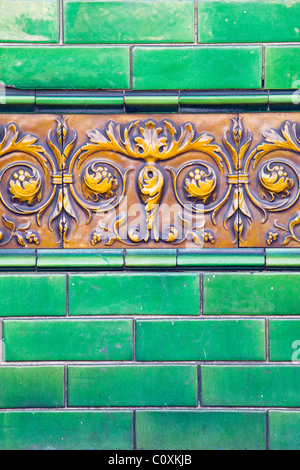 Bunten Fliesen an der Außenwand des "Grünen Ziegel" Pub am Humber Dock. Hull, East Yorkshire. Stockfoto