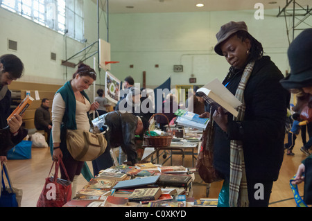 Sparsame Käufer an einer Haltestelle des kostenlosen ' n ' Swap-Veranstaltung im Stadtteil Fort Greene von Brooklyn Stockfoto