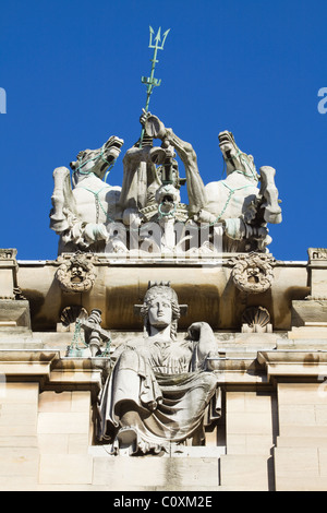 Eine Dachskulptur von A. H. Hodge genannt "Maritimen Fähigkeiten" Aphrodite in ein Boot gezogen von Pferden steigt aus den Wellen zeigen Stockfoto