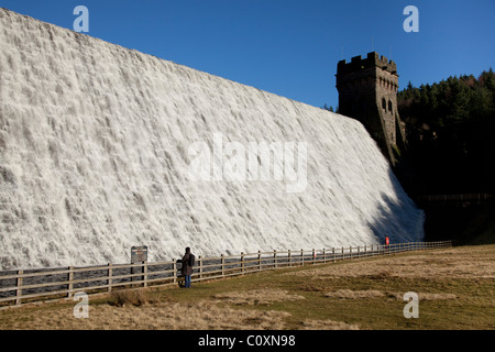 Wasser fließt nach unten Howden Damm am oberen Derwent Valley Reservoir im Peak District, Derbyshire, in der Nähe von Ladybower. Stockfoto