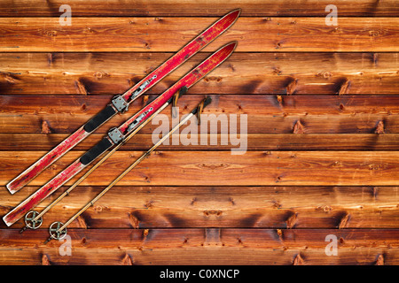 Vintage Ski befestigt auf Holzwand Stockfoto