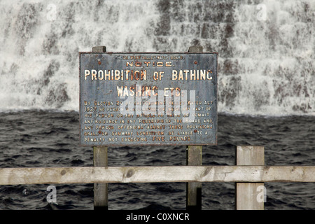 Schwimmen nicht Zeichen vor fließenden Wasser bei Howden Damm am oberen Derwent Valley Reservoir im Peak District, Derbyshire. Stockfoto