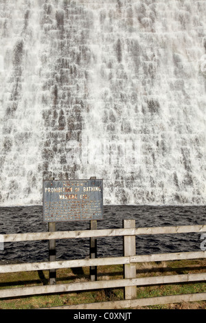 Wasser fließt nach unten Howden Damm am oberen Derwent Valley Reservoir in den Peak District, Derbyshire, Zaun und melden Sie sich im Vordergrund. Stockfoto