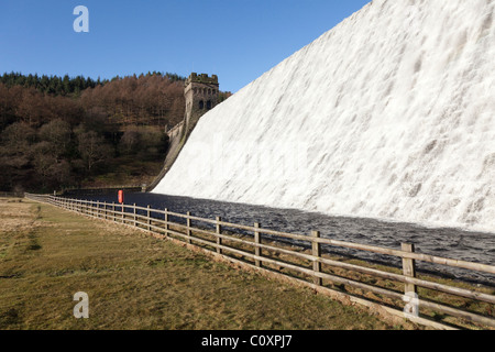 Fließende, Stein Wasserturm, Bäume am Hang Howden Damm am oberen Derwent Valley Reservoir im Peak District, Derbyshire Stockfoto