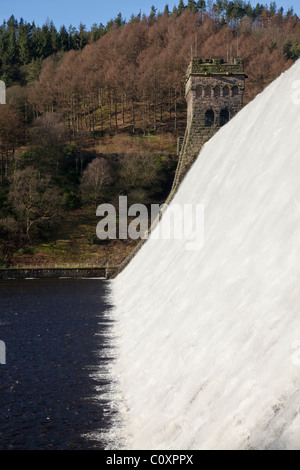 Wasser fließenden, steinerne Türme, Bäume am Hang Howden Damm am oberen Derwent Valley Reservoir im Peak District, Derbyshire Stockfoto