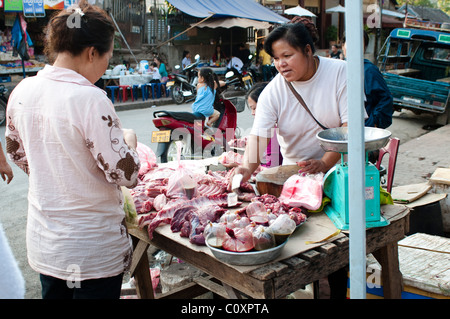 Verkauf von rohem Fleisch am Wochenmarkt in Ban Jek oder Chinatown Nachbarschaft, Luang Prabang, Laos Stockfoto