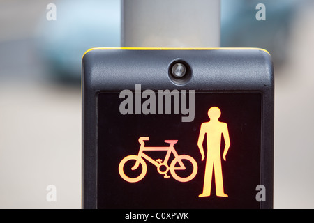 Symbole auf Fußgängerüberweg. Salisbury England UK Stockfoto