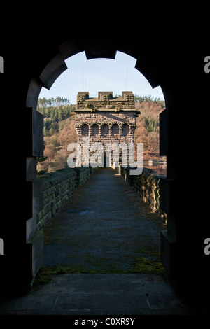 Wassertürme in Howden Damm am oberen Derwent Valley Reservoir im Peak District, Derbyshire, in der Nähe von Ladybower. Stockfoto