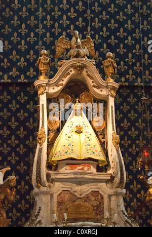 Natives Statue der schwarzen Madonna Le Kathedrale Notre-Dame du Puy, Le Puy-En-Velay, Auvergne Frankreich. Stockfoto