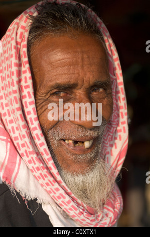 Bärtiger Mann mit fehlenden Zähne tragen ein Kopftuch am Sonepur Mela, Sonepur Mela, Sonepur, Bihar, Indien Stockfoto