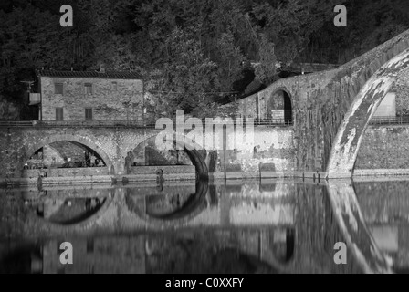 Farben und Reflexionen der Teufelsbrücke in der Nacht, Italien Stockfoto