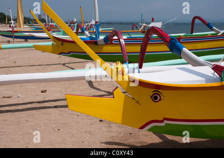 Bug von einem balinesischen Fischerboot genannt ein Jukung Segeln vor Sanur Beach Bali Indonesien Stockfoto