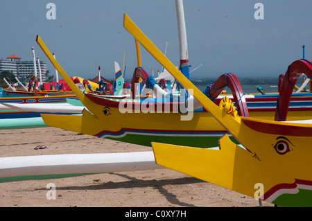 Bug von einem balinesischen Fischerboot genannt ein Jukung Segeln vor Sanur Beach Bali Indonesien Stockfoto