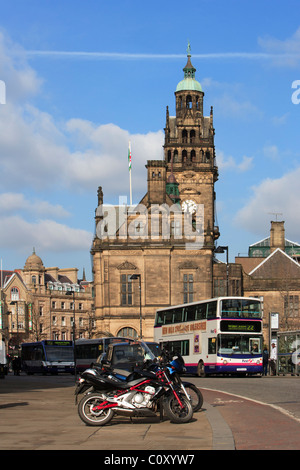 Sheffield Rathaus und Busse Stockfoto