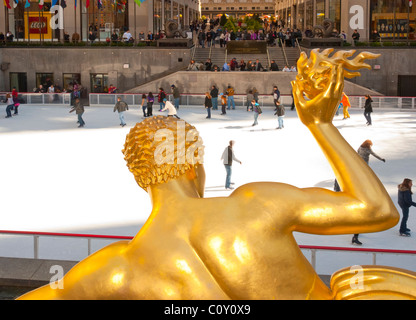 27. Februar 2011 - NYC: Gold Statue von Prometheus Nahaufnahme von hinten, Eisläufer und Menschenmassen am Rockefeller Center Staking Eisbahn Stockfoto