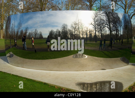 Anish Kapoor Sky Spiegel C-Kurve in den Kensington Gardens, London Stockfoto