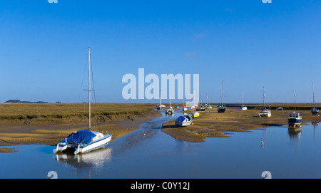 Blick auf den Creek von Kai bei Wells-Next-the-Sea an der Küste von Norfolk an einem sehr klaren Morgen. Stockfoto