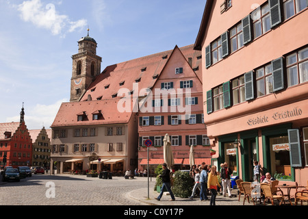 Dinkelsbühl, Bayern, Deutschland. Straßenszene in der Nähe von St.-Georgs Münster in der mittelalterlichen Altstadt an der romantischen Straße Stockfoto