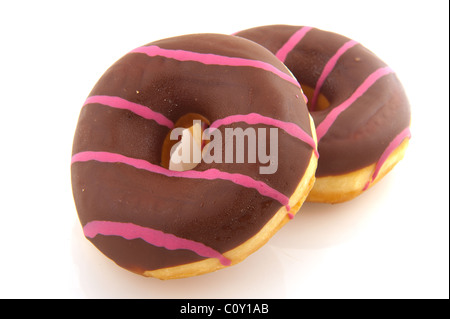 Rosa gestreifte Donuts mit Chocolat isoliert auf weiß Stockfoto