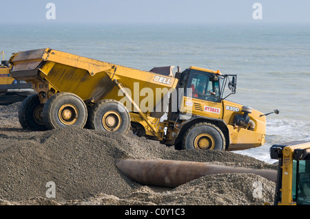 Bell B30D artikuliert Strand Restaurierungsarbeiten LKW beteiligt Stockfoto