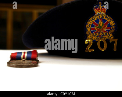 Einen kanadischen Armee Hut und einen Service-Medaille von Zweiter Weltkrieg. Stockfoto