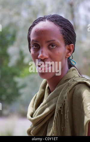 Frau aus Ruanda, in Tracht, Santa Fe International Folk Art Market, Santa Fe, New Mexico, USA. UNS Stockfoto