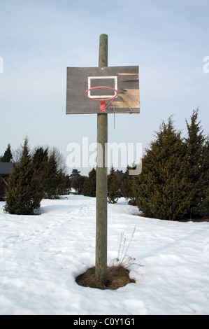 rostige alte Basketball Hoop Mitte der Wacholder im winter Stockfoto