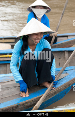 Vietnamesische Frauen tragen eine konische Hüte und Golding ein Paddel in ihren Händen, lächelnd, Mekong Delta, Vietnam, Asien Stockfoto