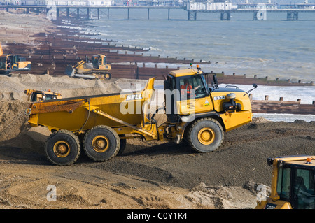 Bell B30D artikuliert Strand Restaurierungsarbeiten LKW beteiligt Stockfoto