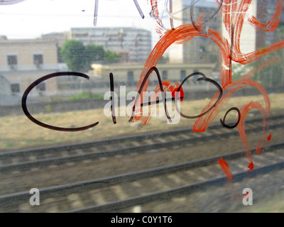 Graffiti am Zugfenster in Rom Stockfoto