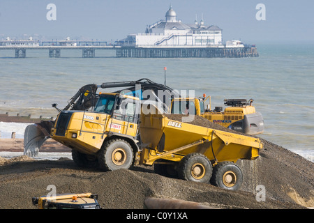 Bell B30D artikuliert Strand Restaurierungsarbeiten LKW beteiligt Stockfoto